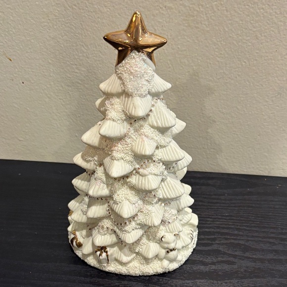 Elegant White and Gold Holiday Tree Decor - Picture 1 of 5